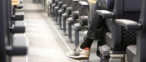 Keine Gefahr im Ver-Zug? Wenn schön viel Platz zum Nächsten bleibt, reist man sicher. Für Bundesbedienstete hat man sich etwas einfallen lassen. 