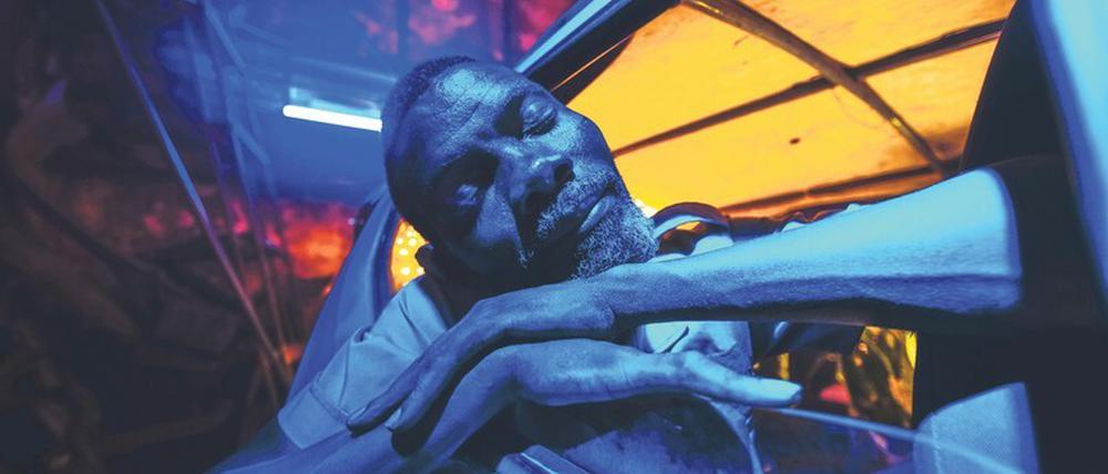 Traumzustand. Wachmann Matacedo (José Kiteculo) bewegt sich in „Air Conditioner“ durch ein unwirkliches Luanda.