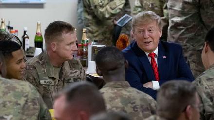 „Endlose Kriege beenden“ - das hat Donald Trump seinen Wählern versprochen. Hier besucht der US-Präsident Truppen in Afghanistan. 