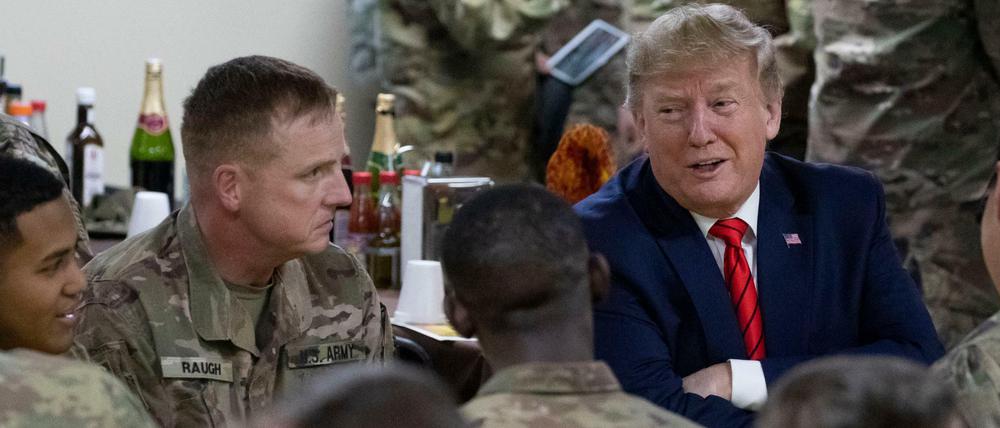 „Endlose Kriege beenden“ - das hat Donald Trump seinen Wählern versprochen. Hier besucht der US-Präsident Truppen in Afghanistan.