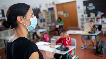 Halbe Klassen, voller Schutz? Einige Schulen probieren das Konzept bereits. 
