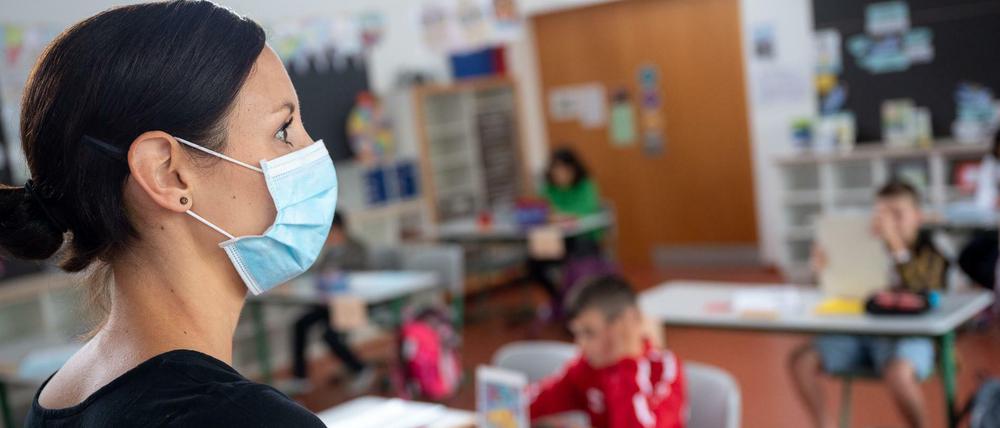 Halbe Klassen, voller Schutz? Einige Schulen probieren das Konzept bereits. 