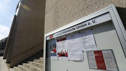 An der Zentralmoschee in Köln hängt ein Schaukasten der Türkisch-Islamischen-Union Ditib. 