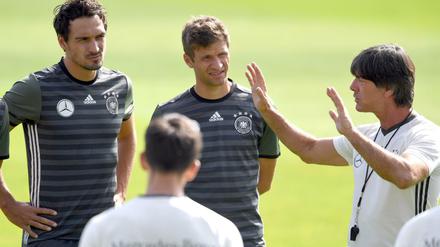Bis hierher und nicht weiter! Bundestrainer Löw hat mit der Entscheidung gegen Hummels (l.), Müller und Boateng (nicht im Bild) viel Unmut erregt.