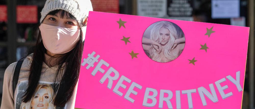 Britney-Spears-Fans demonstrieren vor einem Gerichtsgebäude in Los Angeles.