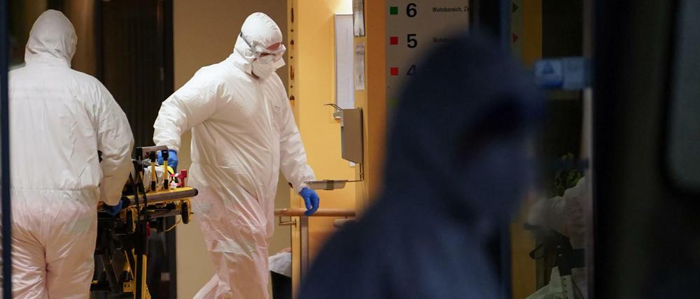 Ein Pflegeheim in Lichtenberg musste evakuiert werden, nachdem mehr als die Hälfte der Bewohner sich mit Corona infiziert hatte.