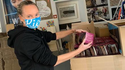 Katrin Ohlmer bestückt die Kiezhelden-Boxen. 