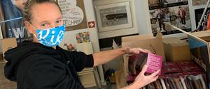 Katrin Ohlmer bestückt die Kiezhelden-Boxen.