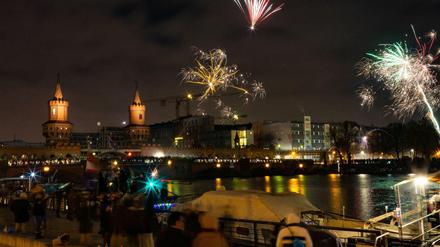 Silvesterfeuerwerk in Kreuzberg an der Oberbaumbrücke zum Jahreswechsel von 2019 auf 2020.