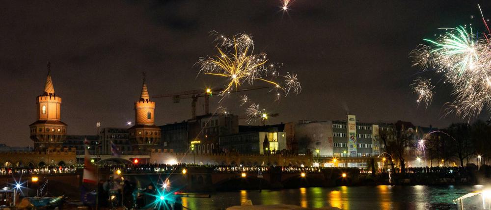 Silvesterfeuerwerk in Kreuzberg an der Oberbaumbrücke zum Jahreswechsel von 2019 auf 2020.