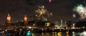 Silvesterfeuerwerk in Kreuzberg an der Oberbaumbrücke zum Jahreswechsel von 2019 auf 2020.
