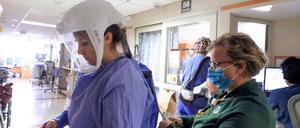 Die Krankenhäuser in den USA beklagen viele Corona-Patienten.