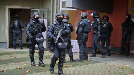 Polizisten führten eine Razzia in 18 Objekten in Berlin durch.