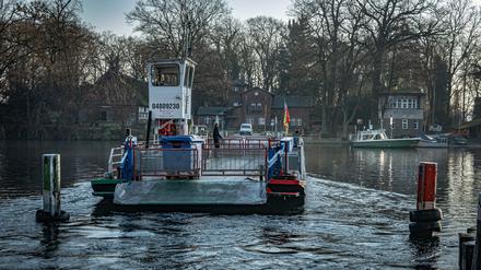 Die Fähre zur Schulfarm auf der Insel Scharfenberg im Tegeler See in Berlin-Reinickendorf. Kurzum: herrlich.