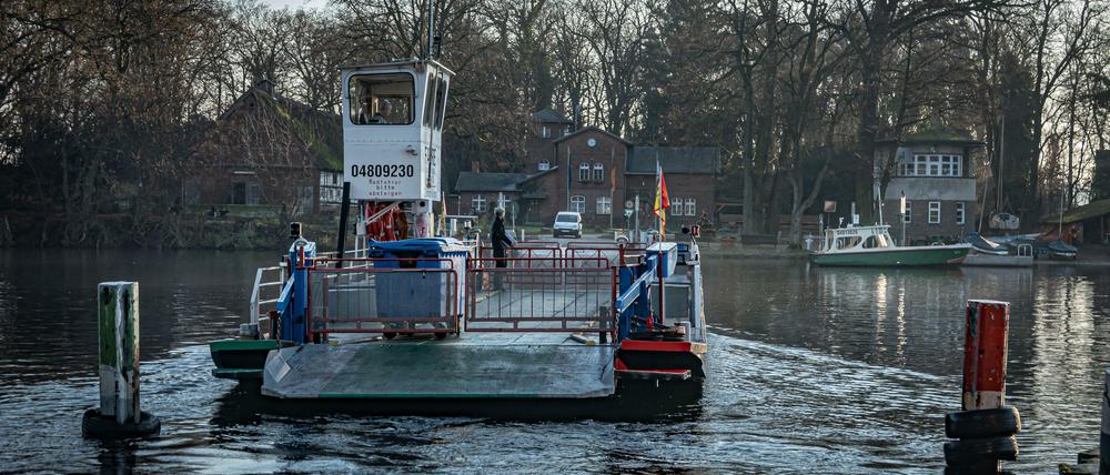 Die Fähre zur Schulfarm auf der Insel Scharfenberg im Tegeler See in Berlin-Reinickendorf. Kurzum: herrlich.