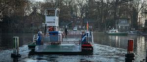 Die Fähre zur Schulfarm auf der Insel Scharfenberg im Tegeler See in Berlin-Reinickendorf. Kurzum: herrlich.