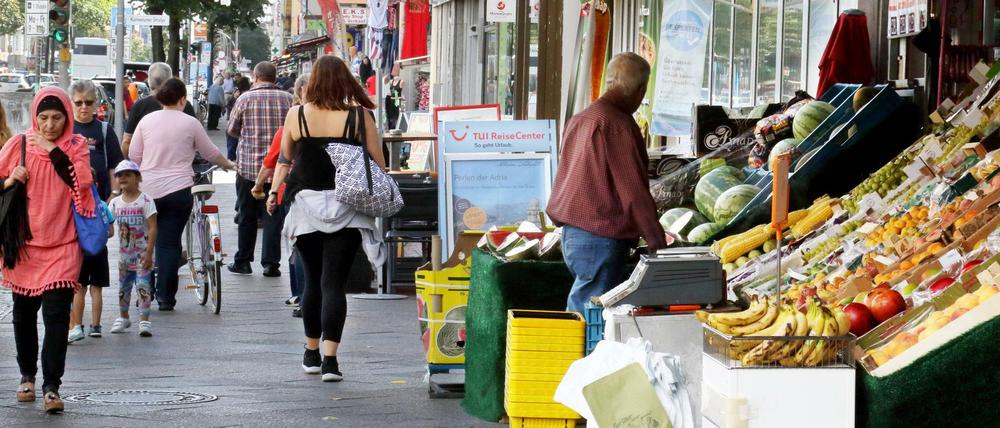 Auf der Müllerstraße in Wedding, wo es viele soziale Brennpunkte gibt, bemerkt man die zunehmende Armut in Berlin. 