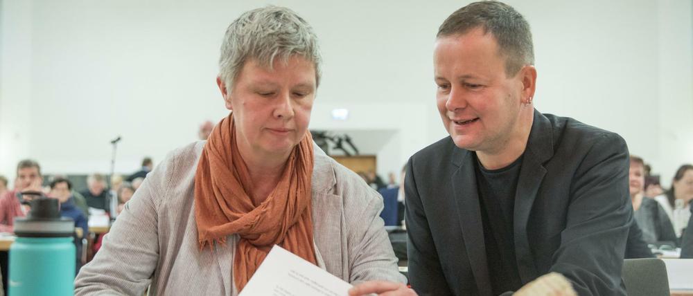 Die Landesvorsitzende Katina Schubert und Kultursenator Klaus Lederer beim Linken-Parteitag 2017.