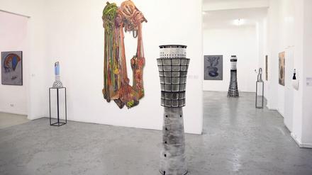 Linoleumbild von Sabine Ostermann (l.), „Turmspeicher“ von Arna Arnskötter (r.).