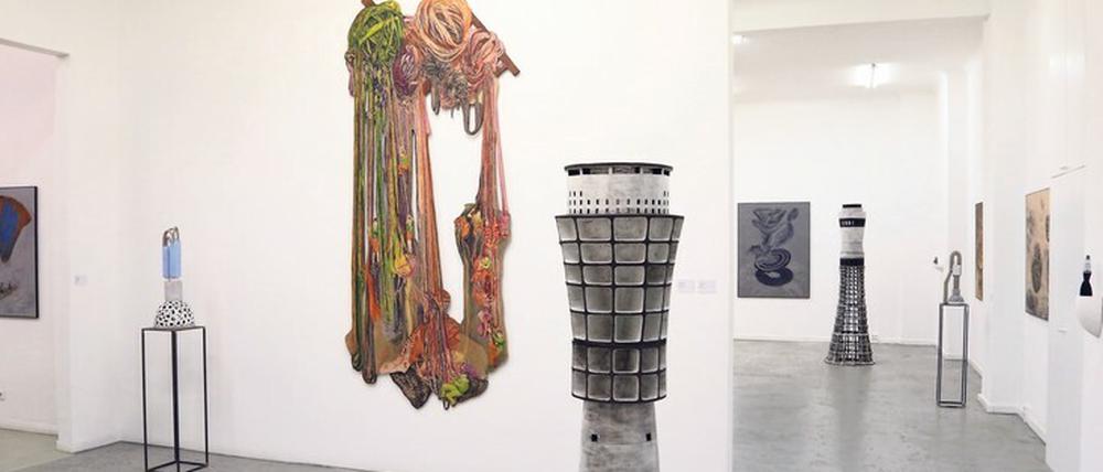 Linoleumbild von Sabine Ostermann (l.), „Turmspeicher“ von Arna Arnskötter (r.).