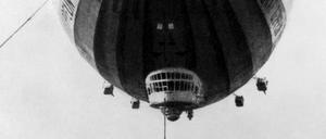 Das Luftschiff LZ 127 "Graf Zeppelin" hebt in Lakehurst bei New York zum Rückflug nach Friedrichshafen ab (Archivfoto vom August 1929). Es war Hugo Eckeners (1868-1954) ehrgeizigstes Projekt. Der Nachfolger des Erfinders und 1917 gestorbenen Firmengründers Ferdinand Graf Zeppelin wollte mit einem Luftschiff den Globus umrunden und so beweisen, dass ein Luftschiff einem Flugzeug überlegen ist. Mit der Reise in 20 Tagen um die Welt schrieb er Luftfahrtgeschichte.