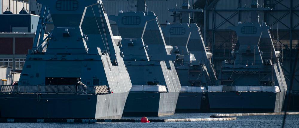 Vier Kriegsschiffe stehen im Hafen von Kiel.