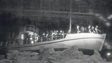 Alle an Deck. Filmaufnahmen und Architektur überlagern sich bei Stream von "Das Stück mit dem Schiff". 