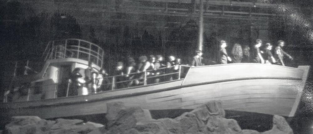 Alle an Deck. Filmaufnahmen und Architektur überlagern sich bei Stream von "Das Stück mit dem Schiff". 