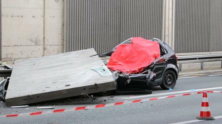 Eine große Betonplatte einer Lärmschutzwand war am Freitag auf der Autobahn 3 bei Köln auf einen Wagen gestürzt und hatte eine Autofahrerin getötet.