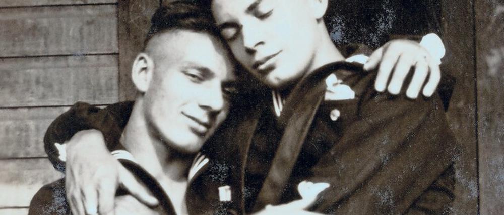 Ein Matrosenpaar auf einer undatierten Aufnahme aus dem Band "Loving".