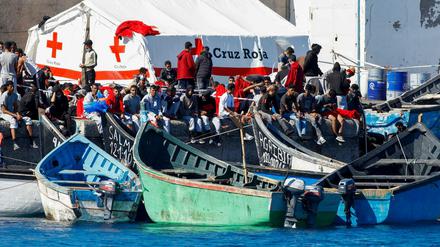Migranten harren im Hafen Arguineguin auf Gran Canaria aus.