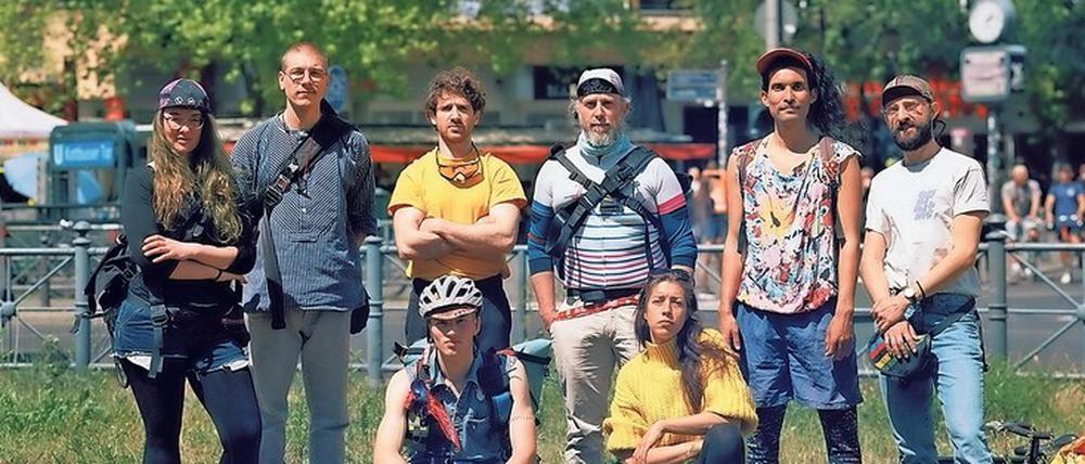 Arbeiterklasse im Kollektiv. Das Kolyma2-Team rund um Mit-Gründer Stefano Lombardo (4. von links, stehend) am Kottbusser Tor in Kreuzberg. Foto: Joel Stevenett/Kolyma2