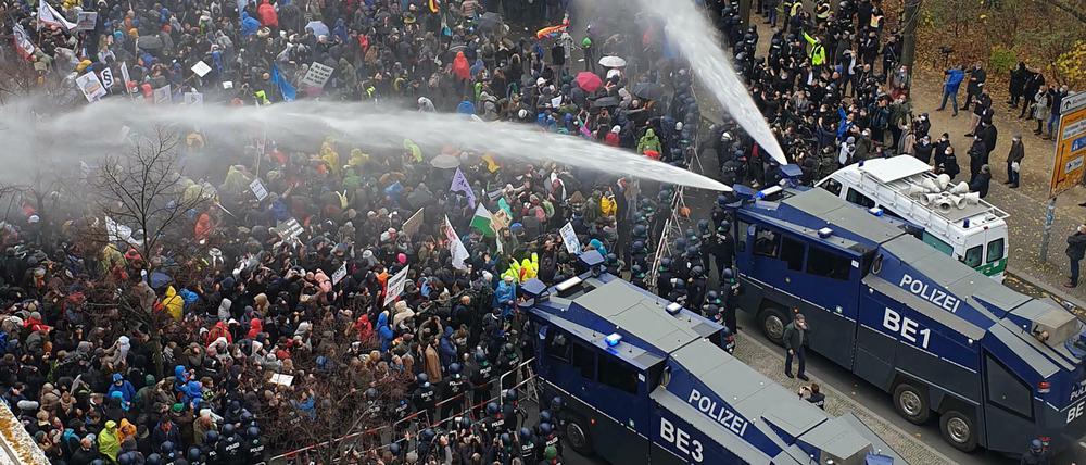 Die Polizei setzt bei der Demonstration am Brandenburger Tor Wasserwerfer ein.