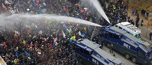 Die Polizei setzt bei der Demonstration am Brandenburger Tor Wasserwerfer ein.