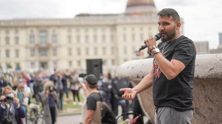 Attila Hildmann spricht bei einer Demonstration gegen die Corona-Einschränkungen im Lustgarten.
