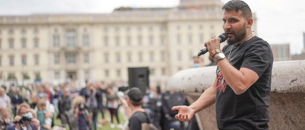 Attila Hildmann spricht bei einer Demonstration gegen die Corona-Einschränkungen im Lustgarten.