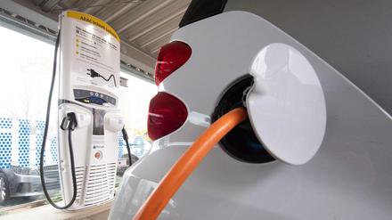 Eine Schnellladesäule und ein Elektroauto
