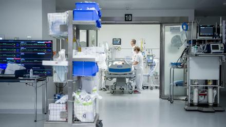 Zwei medizinische Mitarbeiter beobachten auf der Intensivstation eines Schweizer Klinikums einen Corona-Patienten.