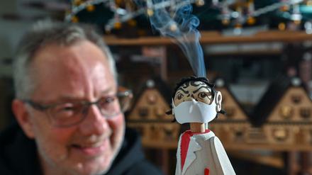 In der Werkstatt des Spielzeugmachers Tino Günther in Seiffen raucht der neuesten Figur des Sortiments der Kopf.
