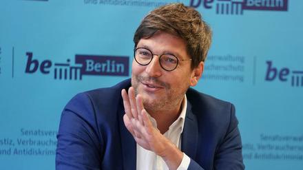 Berlins Justizsenator Dirk Behrendt (Grüne) spricht bei der Vorstellung der neuen Tierschutzbeauftragten.