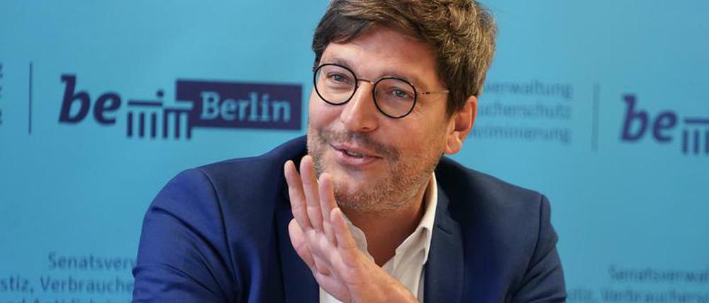 Berlins Justizsenator Dirk Behrendt (Grüne) spricht bei der Vorstellung der neuen Tierschutzbeauftragten.