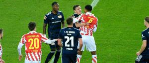 Union kann auch anders. Der Berliner Max Kruse im Infight mit dem Kölner Ismail Jakobs.