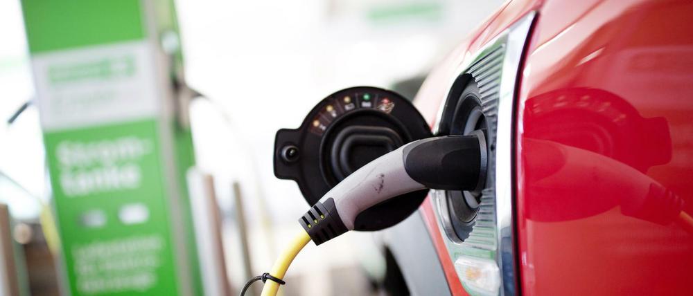 Das Ladesäulennetz in Deutschland ist immer noch löchrig – und das Neuwagenangebot bei E-Autos spärlich.