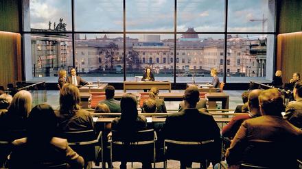 „Nie dem Leben schaden“. Die Ärztin Dr. Brandt (Anna Maria Mühe, Mitte) wird vom Ethikrat zum Zustand des Sterbewilligen befragt. 