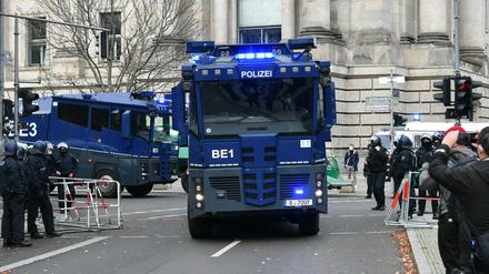 Massiver Schutz garantierte am Mittwoch die Entscheidungsfähigkeit des Bundestags (im Hintergrund).