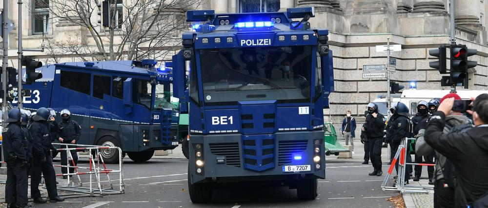 Massiver Schutz garantierte am Mittwoch die Entscheidungsfähigkeit des Bundestags (im Hintergrund).