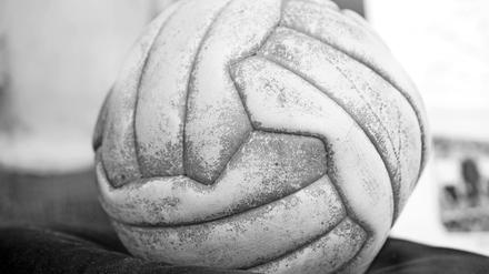 Alter Ball? Damals wurde noch mit richtigem Leder gespielt. Und deutlich anders sahen die Bälle nach dem Krieg auch noch aus. 