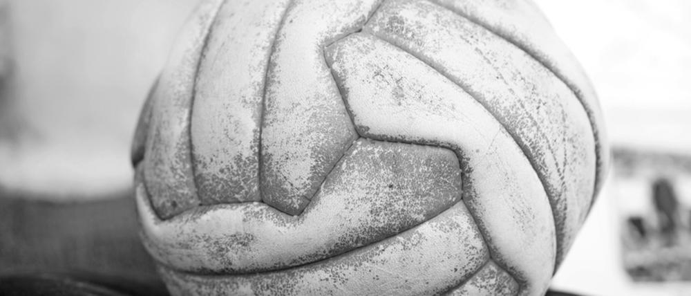 Alter Ball? Damals wurde noch mit richtigem Leder gespielt. Und deutlich anders sahen die Bälle nach dem Krieg auch noch aus.