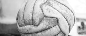 Alter Ball? Damals wurde noch mit richtigem Leder gespielt. Und deutlich anders sahen die Bälle nach dem Krieg auch noch aus. 