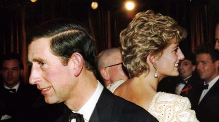 Prinz Charles und Diana wenden sich bei einem Theaterbesuch im Jahr 1992 den Rücken zu.